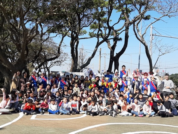 ▲ 하도초등학교는 지난 11일 전교생과 학부모, 마을 어르신이 참가한 가운데 ‘평택농악’공연을 관람했다. ©Newsjeju