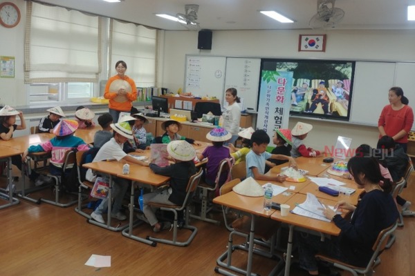 ▲ 지난 15일 세화초등학교에서 진행된 다문화인식개선 활동. ©Newsjeju