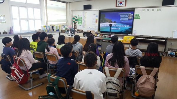 ▲ 세화초등학교는 지난 16일 5학년 학생들이 말레이시아 페낭 지역에 있는 'Chong Cheng School’ 4학년 학생들과 여섯 번째 화상 교류 수업을 실시했다. ©Newsjeju