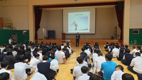 ▲ 귀일중학교는 지난 16일 한국자유총연맹 제주특별자치도지부가 주관한 '북한 이탈 주민 이해 교육'을 진행했다. ©Newsjeju