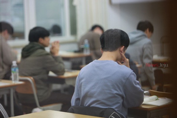 ▲ 시험장에 앉아 있는 수험생들. ©Newsjeju