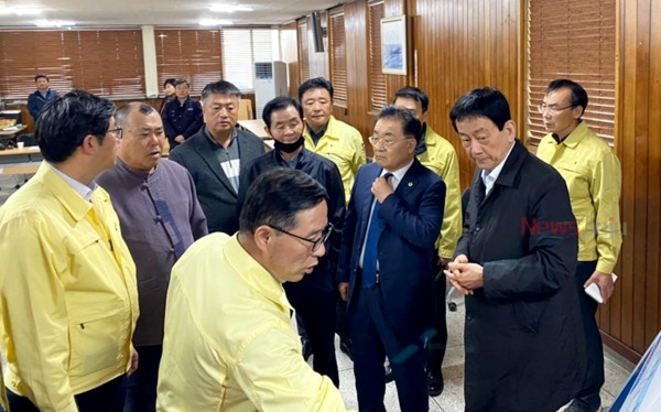 ▲ 진영 행안부 장관(사진 오른쪽)이 상황실이 마련된 한림수협을 찾아 사고 브리핑을 경청하고 있다. ©Newsjeju
