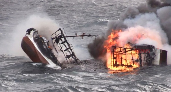 ▲ 제주 차귀도 서쪽 76km 해상에서 연승어선 대성호(29톤, 통영선적)가 화재로 전복됐다. ©Newsjeju