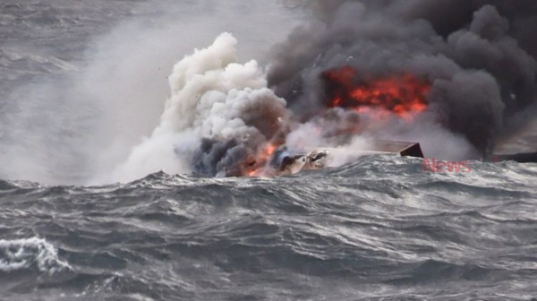 ▲ 침몰하고 있는 화재 어선 ©Newsjeju