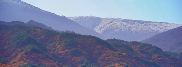 ▲ 가을과 겨울이 마주한 한라산 풍경. 사진=제주특별자치도. ©Newsjeju