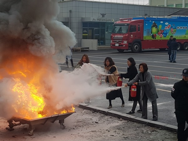 ▲ 소화기 사용 화재진압 실습. ©Newsjeju