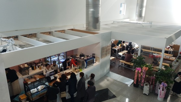 ▲ 제주아트센터 1층 로비 카페 오픈. ©Newsjeju