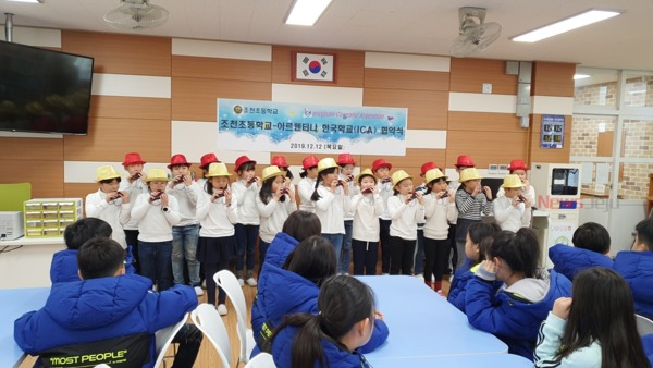 ▲ 조천초 2학년 학생들이 오카리나 공연. ©Newsjeju