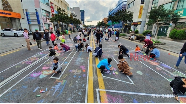 ▲ 지난해 10월 관덕정 앞 차 없는 거리에서 어린이들이 도로에 그림 그리기를 하고 있다. ©Newsjeju