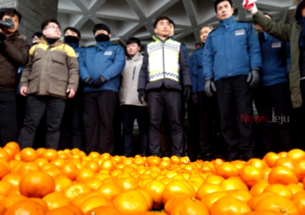 ▲ 경찰 및 제주도청 공무원들과 대치를 하고 있는 감귤 농민들 ©Newsjeju