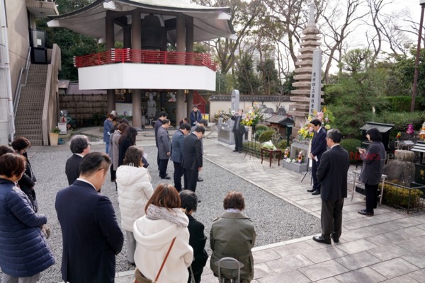 ▲ 오사카 통국사에 있는 4‧3희생자위령비를 찾아 헌화하고 참배하는 모습. ©Newsjeju