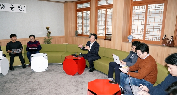 ▲ 원희룡 지사가 혁신통합추진위원회 합류에 대한 공식적인 입장을 22일 밝히고 있다. ©Newsjeju