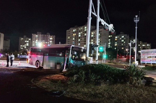 ▲ 서귀포시 내 도로에서 시내버스와 호텔 통근버스가 충돌해 17명이 병원으로 이송됐다 / 사진제공 - 서귀포소방서 ©Newsjeju