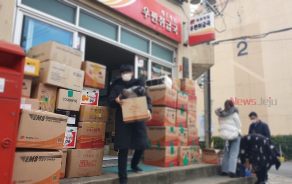 ▲ 제주도내 우체국이 중국인들이 몰리고 있다. 마스크를 구입 후 자국으로 보내는 이들의 발길이 끊이지 않고 있기 때문이다. ©Newsjeju