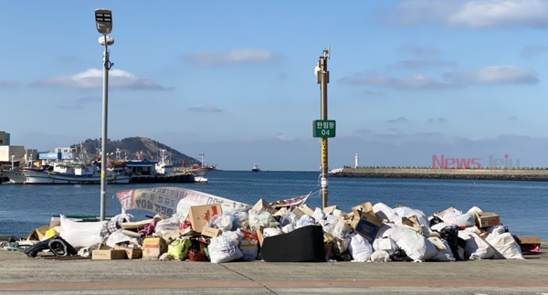 ▲ 4일 오전 한림항 내에 쌓여있는 불법쓰레기 / 올레길 15코스를 찾는 사람들과 주변생활터 시민들이 불편을 겪고 있다. ©Newsjeju