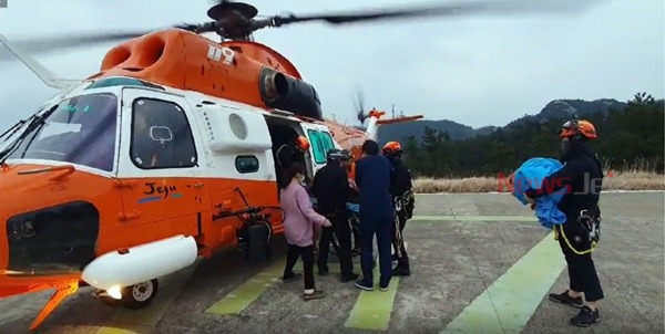 ▲ 소방헬기 한라매가 제주 부속섬 추자도 응급환자를 이송하는 장면 ©Newsjeju
