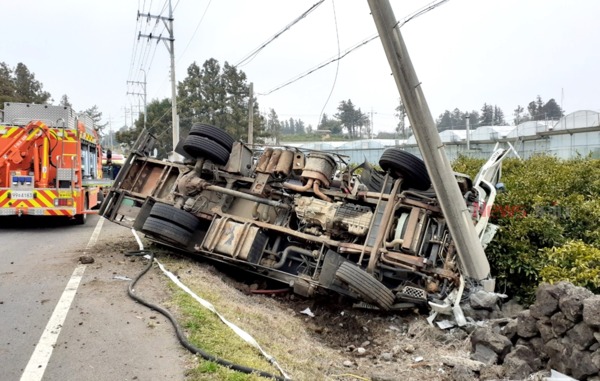 ▲ 가스통 운반차량과 탱크로리 교통사고가 빚어졌다. 이 사고로 탱크로리 운전자 구조에 어려움을 겪고 있다. ©Newsjeju