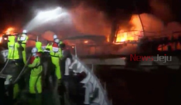 우도 동남쪽 해상에서 조업중인 어선에서 화재가 발생했다. 이 화재로 승선원 8명 중 2명이 구조된 상태다