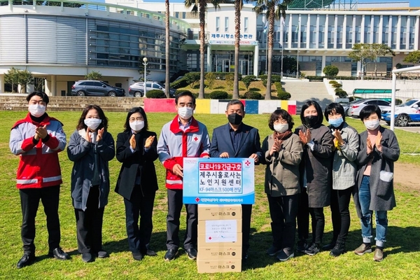 ▲ JDC가 제주적십자사에 기부한 마스크 6000매가 제주도내 취약계층에 전달됐다. ©Newsjeju