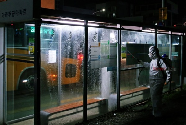 ▲ 부상일 후보는 지난 17일 아라주공아파트 버스정류장에서 야간방역에 나섰다. ©Newsjeju