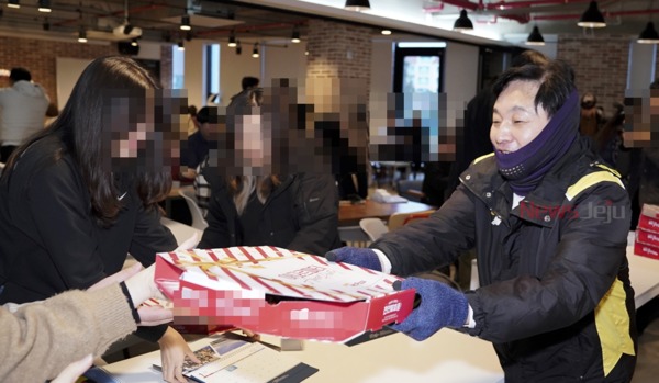 ▲ 원희룡 지사는 지난 1월 도내 한 취업지원 기관을 찾아 피자 25판(약 60만원 상당)을 무료로 제공한 혐의로 현재 검찰조사를 받고 있다. ©Newsjeju