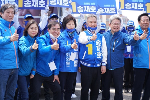 ▲ 송재호 후보와 더불어민주당 소속 제주도의원 및 지지자들이 함께 기념 촬영을 하고 있다. ©Newsjeju