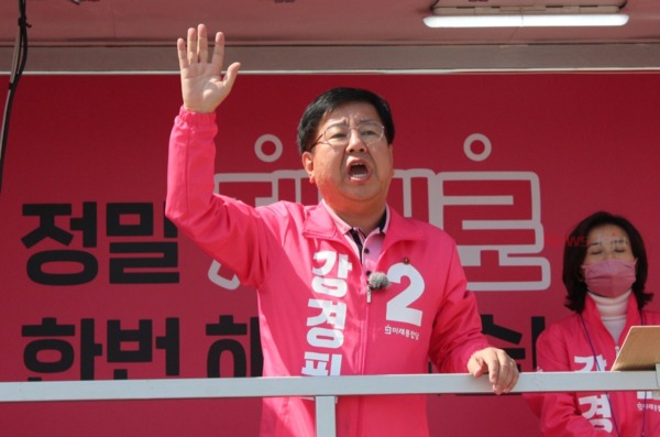 ▲ 강경필 국회의원 후보(미래통합당, 서귀포시)가 서귀포시오일장을 방문해 지지를 호소했다.  ©Newsjeju