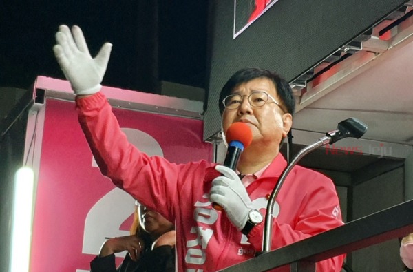 ▲ 서귀포시 선거구 미래통합당 강경필 후보가 6일 저녁 일호광장에서 지지세를 다졌다 ©Newsjeju