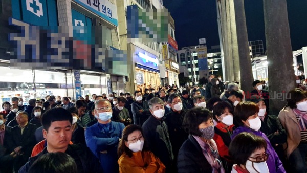 ▲ 강경필 후보자의 유세에 참석한 지지자들 ©Newsjeju
