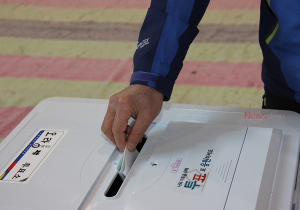 ▲제1회 전국동시조합장선거(2015년 3월 11일) 투표 현장.&nbsp;©Newsjeju
