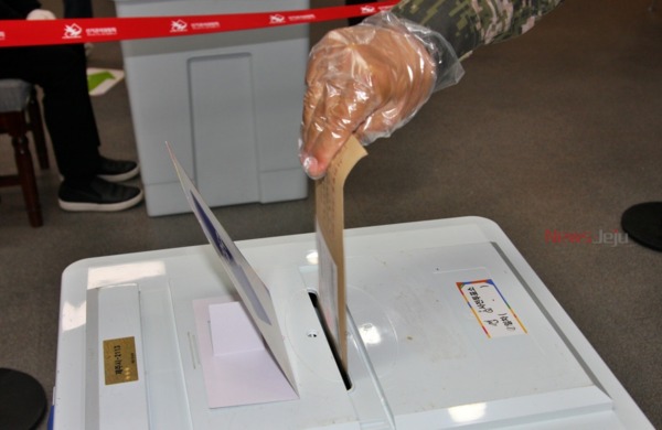 ▲ 본인 확인서 작성을 마친 유권자는 투표용지를 수령한 뒤 1m 이상의 거리를 두고 대기한 후 기표소에서 기표한 뒤 투표용지를 투표함에 투입하면 절차는 마무리 된다. ©Newsjeju