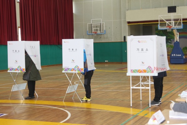 ▲ 제21대 국회의원선거 및 제주도의원 재·보궐선거의 본투표가 시작된 가운데 제주에서는 총 230개의 투표소에서 투표가 진행되고 있다. ©Newsjeju