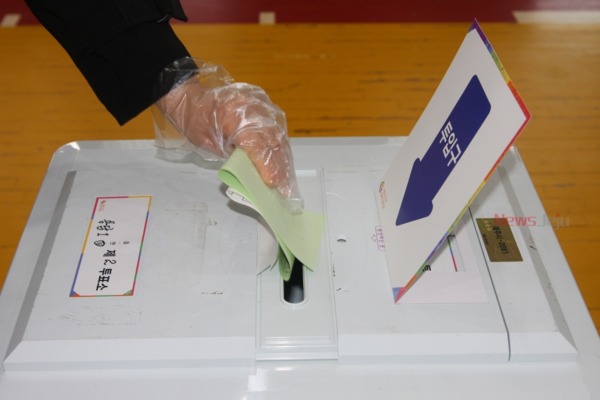 ▲ 유권자가 소중한 한 표를 행사하고 있다. ©Newsjeju
