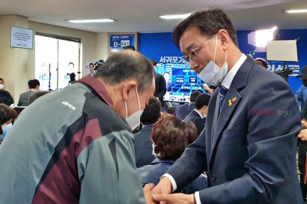 ▲ 지지자와 악수를 나누고 있는 위성곤 국회의원 후보. ©Newsjeju