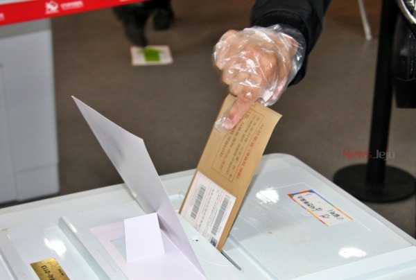 사전투표란 선거 당일 투표가 어려운 선거인이 별도의 부재자신고 없이 사전투표 기간(4월 10일~11일) 동안 전국 어느 사전투표소에서나 투표할 수 있는 제도를 말한다.