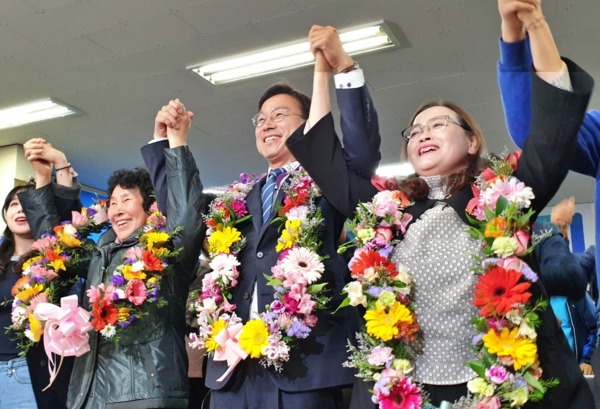 ▲ 가족들과 당선의 기쁨을 누리고 있는 위성곤 국회의원 후보. ©Newsjeju