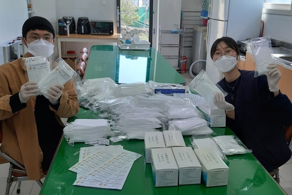 ▲ 구좌읍이주여성가족지원센터가 관내 다문화가정에 마스크를 전달했다. ©Newsjeju