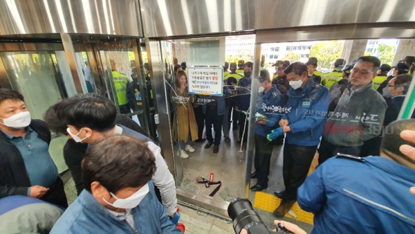 ▲ BCT 노동자들이 29일 제주도청 진입을 무리하게 시도하다 도청 입구 유리창이 부서졌다. ©Newsjeju