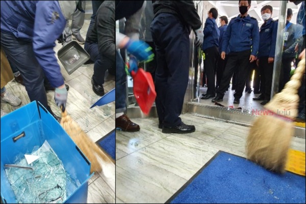 ▲ 공무원들이 부서진 도청 정문 유리창을 치우고 있다. ©Newsjeju