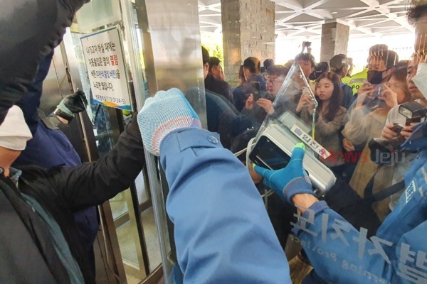 ▲ 29일 BCT 노동자들의 무리한 도청 진입 시도로 제주도청 정문 입구 보안유리창이 부서졌다. ©Newsjeju