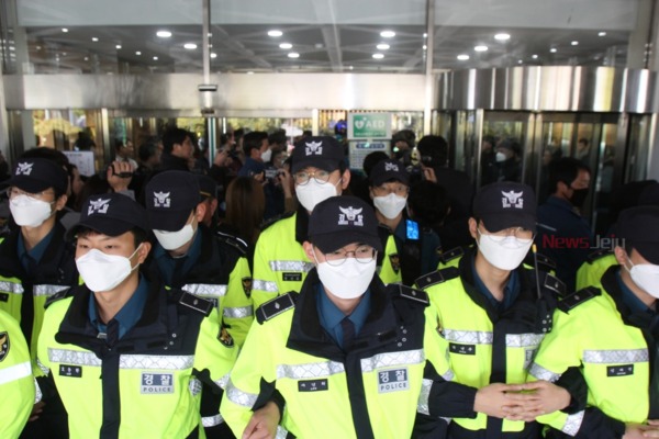 ▲ 제주도청 유리창이 부서지자, BCT  노동자들은 시위 현장에서 일단 물러났으며, 경찰들이 도청 입구를 봉쇄했다. ©Newsjeju