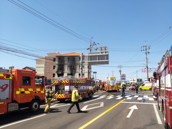 ▲ 제주시내 빌라에서 불이나 2명이 사상자가 나오는 사고가 벌어졌다. 화재가 난 일주도로에서 도두방면 도로는 1시간이 넘게 통제 중이다.  ©Newsjeju