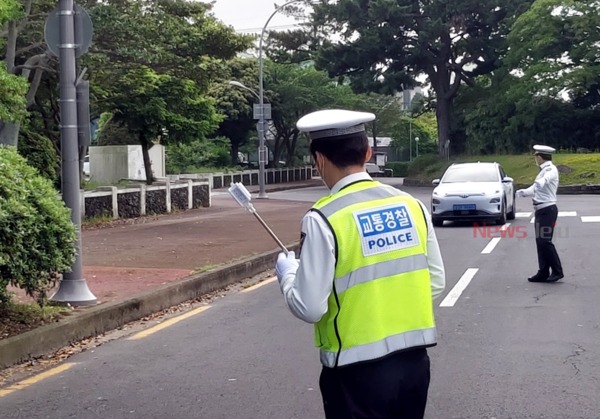 ▲ 18일 오후 제주경찰이 '비접촉식 감지기'를 동원한 음주단속 시연에 나섰다. ©Newsjeju