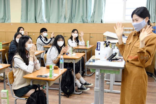 ▲ 제주여자고등학교 등교 첫날 교내 현장. ©Newsjeju