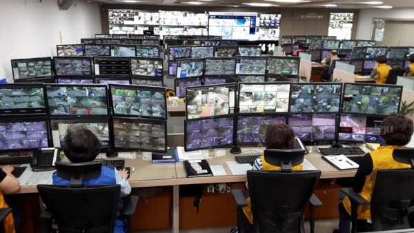 CCTV 통합 관제센터. 100명의 모니터링 요원이 3교대로 근무하면서 24시간 가동되고 있다.