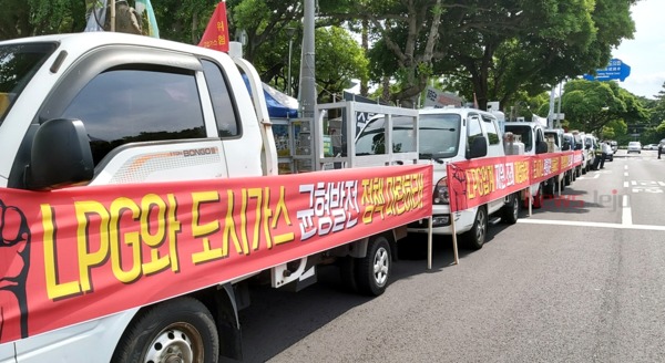 ▲ 제주도청 도로변 인근에 주차된 LPG 차량들 ©Newsjeju