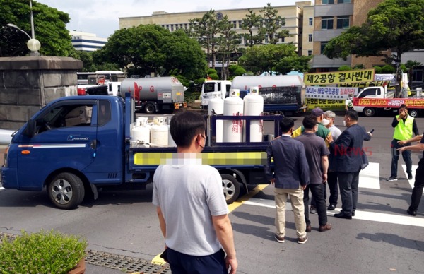 ▲ 도청 차량 진입 도로를 막아선 시위 측과 대화를 시도하는 경찰들 ©Newsjeju
