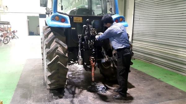 ▲ 제주 서부농업기술센터는 농기계 임대철을 맞아 정비 작업을 벌였다. ©Newsjeju