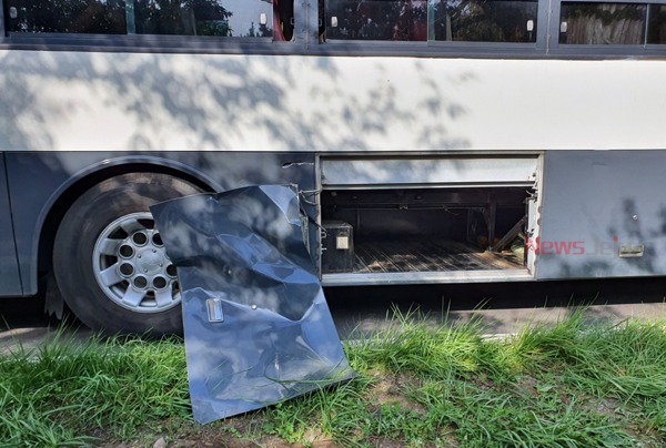 ▲ 군 병력 수송버스가 짐 칸 문을 열고 주행했다가 보행자들이 치여 사망하고 다쳤다. 해당 군 수송 버스 짐 칸 문이 사고로 뜯겼다 / 사진제공 - 제주도소방안전본부 ©Newsjeju