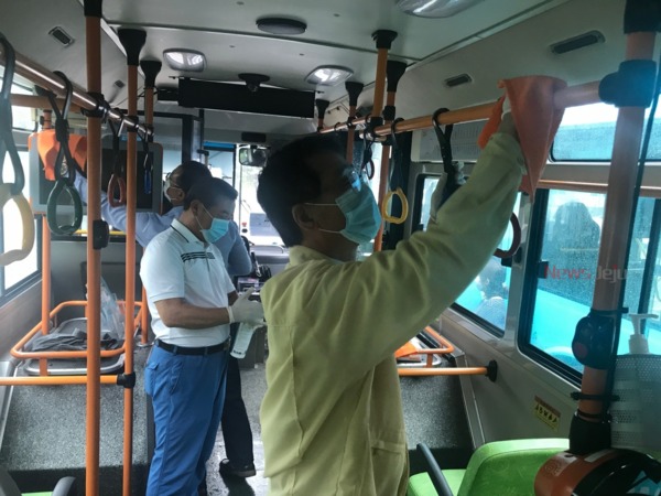 ▲ 김태엽 서귀포시장은 코로나19 예방을 위한 시티투어버스 방역소독에도 함께 참여했다. ©Newsjeju